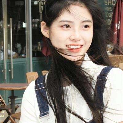 盛开的樱花林下